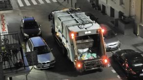 W kamienicy w centrum Lublina nie da się spać, bo nocą tłucze się tu śmieciarka