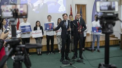 Wrzesień 2019. W sali obrad rady miasta za ministrem i wiceministrem ustawia się szereg młodych ludzi w koszulkach i z tabliczkami z nazwiskiem Marcina Romanowskiego. Na ubraniach mają logo PiS