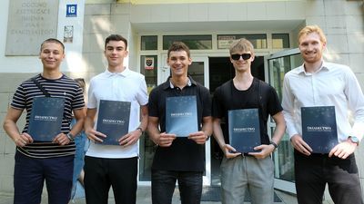 Absolwenci II Liceum Ogólnokształcącego w Lublinie. Od lewej: Miłosz Oziemczuk, Michał Mazuryk, Igor Kuniewicz, Szymon Matuszewski, Wojciech Kosiuk