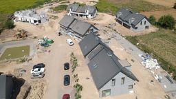 Wielu ucieka na wieś w poszukiwaniu przestrzeni. Ale i tutaj staje się coraz bardziej ciasno. Na zdjęciu: budowa domów jednorodzinnych w gminie Jastków.