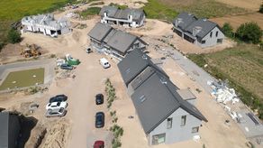 Wielu ucieka na wieś w poszukiwaniu przestrzeni. Ale i tutaj staje się coraz bardziej ciasno. Na zdjęciu: budowa domów jednorodzinnych w gminie Jastków.