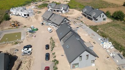 Wielu ucieka na wieś w poszukiwaniu przestrzeni. Ale i tutaj staje się coraz bardziej ciasno. Na zdjęciu: budowa domów jednorodzinnych w gminie Jastków.