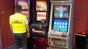 Skarbówka walczy z hazardem. Przestępcy odpowiadają gazem łzawiącym