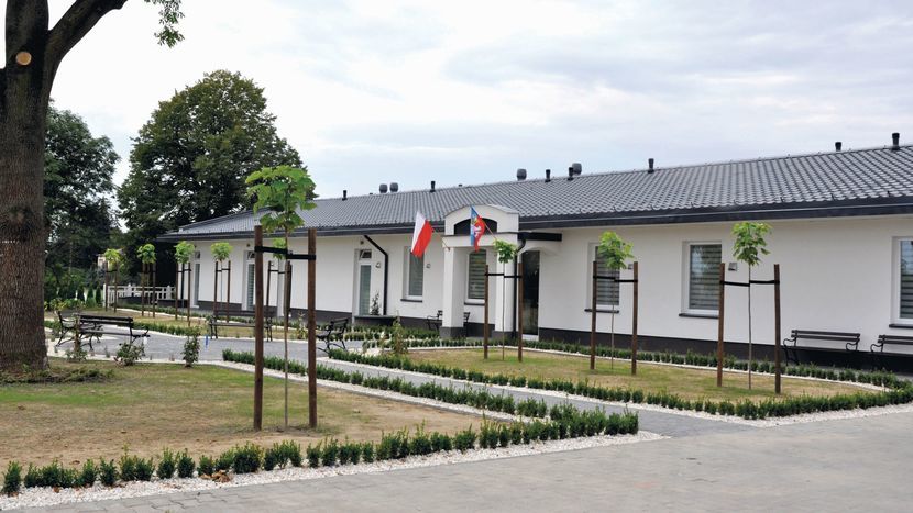 COM to pierwszy etap budowy kompleksu opiekuńczego dla osób starszych w Jaszczowie. W planach jest także budowa Zakładu Opiekuńczo-Leczniczego, Zakładu Aktywności Zawodowej oraz Dziennego Domu Seniora+