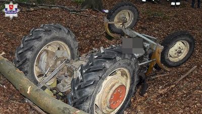 Dwaj mężczyźni pojechali do lasu wyciąć drzewa. Ciągnik rolniczy przygniótł jednego z nich