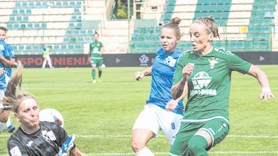 Ewelina Kamczyk (w zielonym stroju) nie zaliczy sobotniego meczu do udanych
