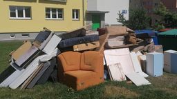 Chełm. Sterta „paździochów" pod blokiem sięga pierwszego piętra