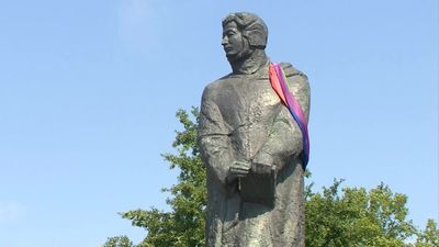 Tęczowa flaga zawisła m.in. na pomniku Adama Mickiewicza w Poznaniu