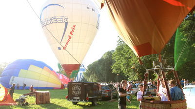Nałęczowskie zawody balonowe przyciągnęły do uzdrowiskowego miasta setki widzów, którzy z podziwem obserwowali niecodzienną, podniebną rywalizację