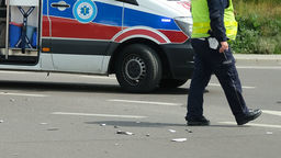 Dachowanie samochodu na drodze krajowej nr 82 między Łęczną a Włodawą. Są ranni