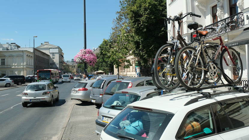 Aktywiści chcą nie tylko własnego miejsca na jezdni, bo proszą również o ustawienie przy Krakowskim Przedmieściu stojaków rowerowych. 