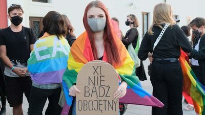 Niemy protest w obronie LGBT plus. Młodzi ludzie przyszli z tęczowymi flagami