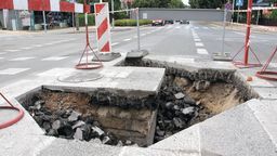 Wyrwa przy Kochanowskiego ma około metra głębokości 