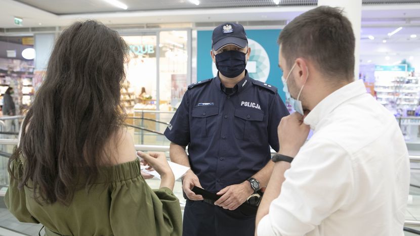 Jedna z akcji promujących noszenie maseczek w sklepach i galeriach handlowych przeprowadzona przez lubelskich policjantów