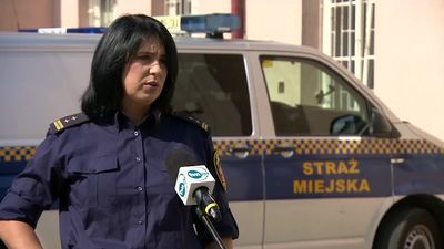 Pijany kierowca pędził po deptaku.  Ludzie wchodzili za słupy latarni