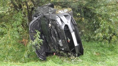 Wyprzedzał inne auto i wpadł w poślizg. Skończyło się dachowaniem w rowie