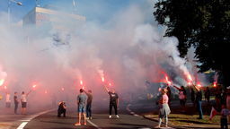 Skrzyżowanie ul. Centralna z al. Partyzantów o godz. 17 spowił gęsty dym z zapalonych na cześć powstańców czerwonych rac