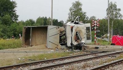 Pociąg jadący z Lublina uderzył w ciężarówkę na przejeździe kolejowym. Jedna osoba nie żyje