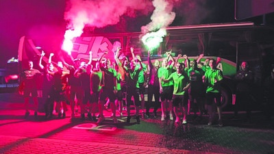 Po meczu w Legionowie piłkarze fetowali awans do Fortuna I Ligi ze swoimi kibicami