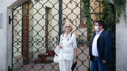 Jadwiga Kopyś na tle bramy, w której działał sklep