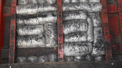 Paczki z narkotykiem w żelu były ukryte w specjalnie przygotowanych skrytkach konstrukcyjnych naczepy ukraińskiej cieżarówki.