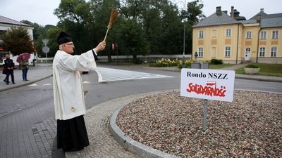 Rondo NSZZ Solidarność przed pałacem w Radzyniu Podlaskim