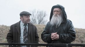 Zbigniew Zamachowski jako major bezpieki Adam Grosicki oraz Andrzej Seweryn jako ks. Jan Zieja.