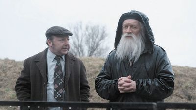 Zbigniew Zamachowski jako major bezpieki Adam Grosicki oraz Andrzej Seweryn jako ks. Jan Zieja.