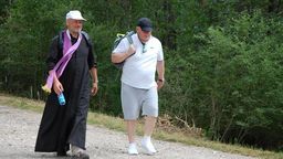 Krótkie spodenki, sportowa czapeczka. Marszałek Stawiarski razem z pątnikami [zobacz]