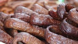 Lublin. Chciał ukraść sporo wędlin oraz kiełbas i rzucił się z „tulipanem” na ochroniarza