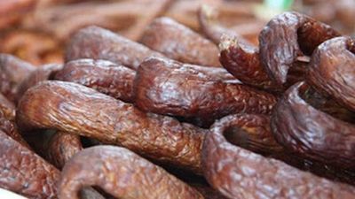 Lublin. Chciał ukraść sporo wędlin oraz kiełbas i rzucił się z „tulipanem” na ochroniarza