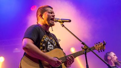 Muzyk Aleś Dzianisau jest kolejną ofiarą brutalnych działań milicji na Białorusi