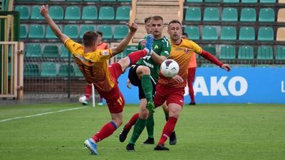 Tomasz Tymosiak i jego koledzy w sobotę zmierzą się ze Zniczem Pruszków, z którym jeszcze niedawno rywalizowali na drugoligowy szczeblu

