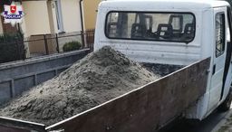 Z piachem na budowę, ale bez opony. Jak zareagował kierowca?