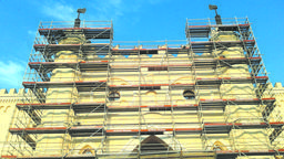 Chwilowy kłopot z selfie na tle zamku. Fasadę kryją rusztowania