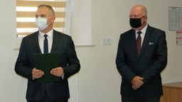 Dyrektor Marek Zawada  i starosta bialski Mariusz Filipiuk 
