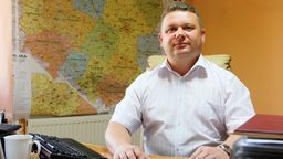 Mamy 2100 mieszkańców. Większość to rolnicy, a ziemie u nas są najgorsze z możliwych. Większość to 5 i 6 klasa. Takie ziemie są zwolnione z podatku rolnego, dlatego mamy taki niski dochód w budżecie - mówi Paweł Nikodem Kołtun, wójt Gminy Stary Brus