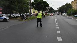 Kierowca samochodu nie ustąpił pierwszeństwa motorowerzyście. Jedna osoba w szpitalu