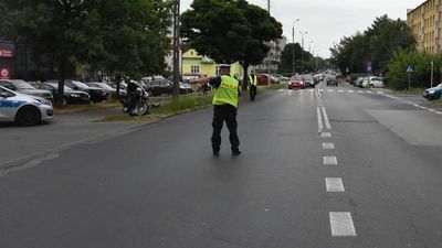 Kierowca samochodu nie ustąpił pierwszeństwa motorowerzyście. Jedna osoba w szpitalu