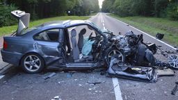 Samochód rozszarpany przez uderzenie, ale ludzie mieli bardzo dużo szczęścia