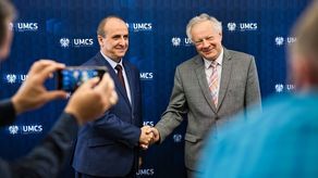 Prof. Stanisław Michałowski (z prawej) z funkcją rektora UMCS żegna się po ośmiu latach. Zastąpi go dotychczasowy prorektor ds. nauki i współpracy międzynarodowej prof. Radosław Dobrowolski 