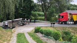 Lubelskie. Bus przewrócił się na drodze. Tir nie zdążył zahamować