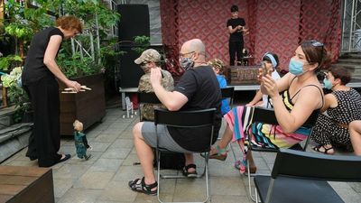 Czarci pazur i marionetki. Spektakl na patio Warsztatów Kultury [zdjęcia]