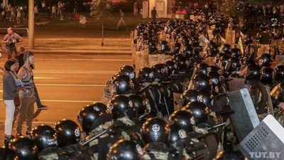 Białoruska milicja używa granatów hukowych i gumowych kul.