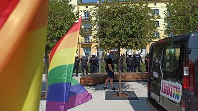 Świdnik. Tęczowe flagi, policja i wyzwiska z drugiej strony ulicy
