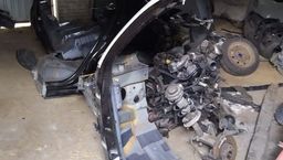 Policjanci zabezpieczyli części samochodowe. Wiele z nich pochodzi z kradzieży