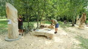 Kolejne rzeźby staną na bulwarze nad Bystrzycą. Tak powstają