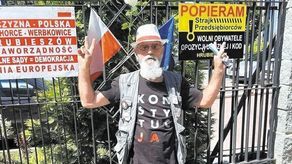 Pan Jan stoi i protestuje, żeby inni przestali się bać. "Jedni pukają się w czoło, drudzy wspierają i podziwiają"