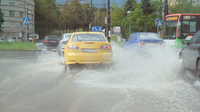 Intensywne burze przechodzą nad woj. lubelskim. Połamane drzewa i zalane posesje