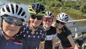 Karolina - druga od lewej. Na portalu Zrzutka.pl prowadzona jest „Pomoc dla Arka, Julki i Majki”.